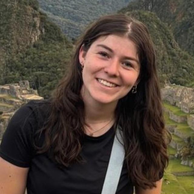 Pasfoto Angèle van den Berg